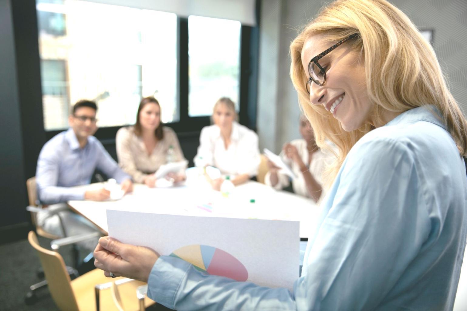 Session de formation en communication financière avec participants autour d'une table de travail